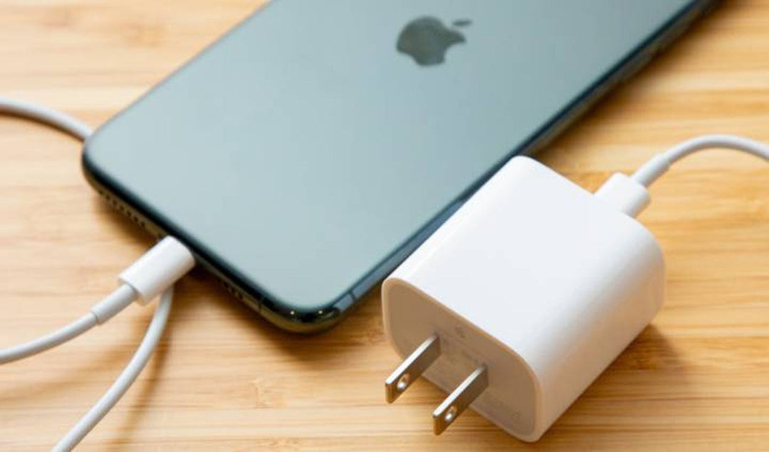 ¿Puedo cargar mi iPhone con un cargador diferente al original?