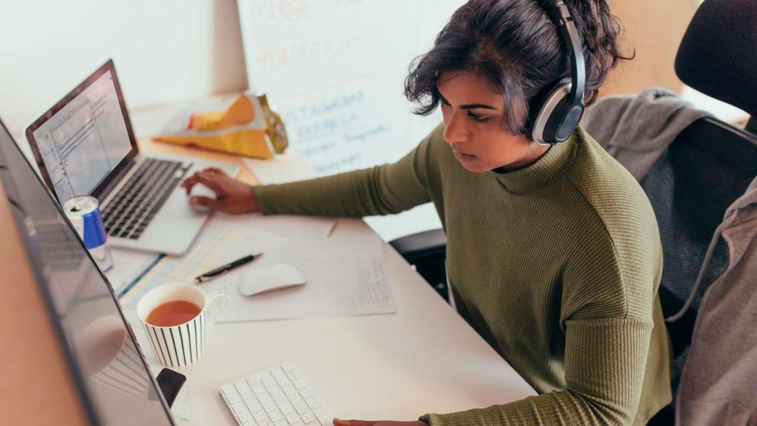Teletrabajo saludable: 5 ejercicios de estiramiento y hábitos de ergonomía para proteger tu espalda
