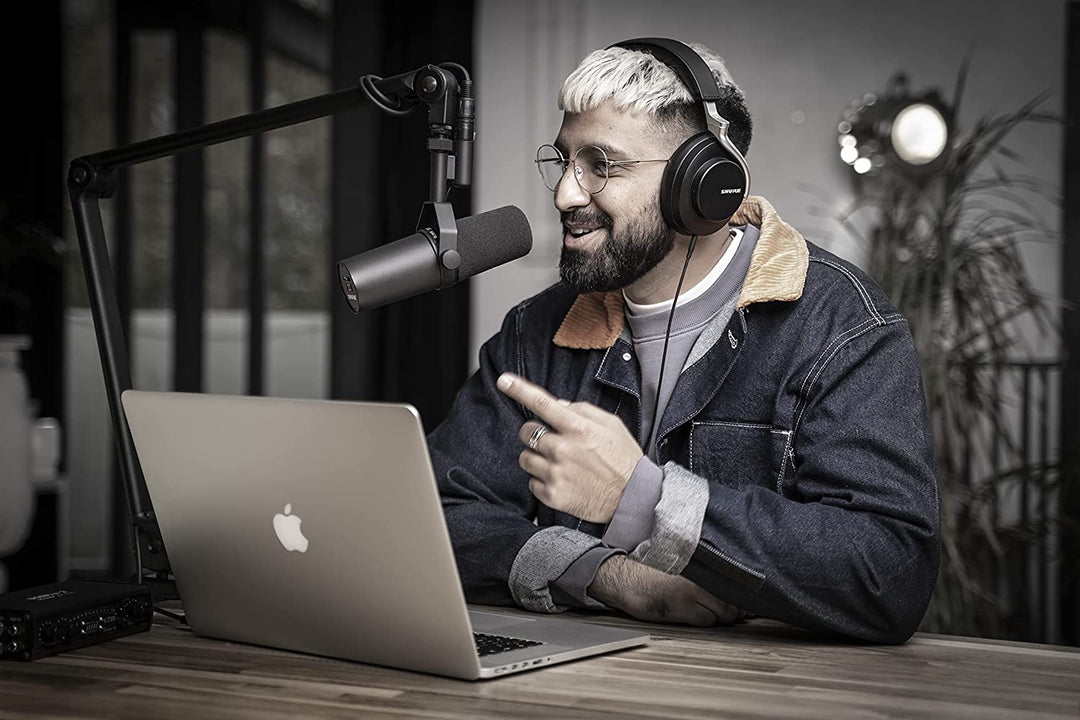 Shure SM7B Microphone - Vocal Dynamic Studio Mic for Broadcast, Podcast, Recording, Gaming & Streaming, XLR, Rugged Construction, Detachable Windscreen, Smooth Sound, Warm Vocals, Wide-Range Frequency