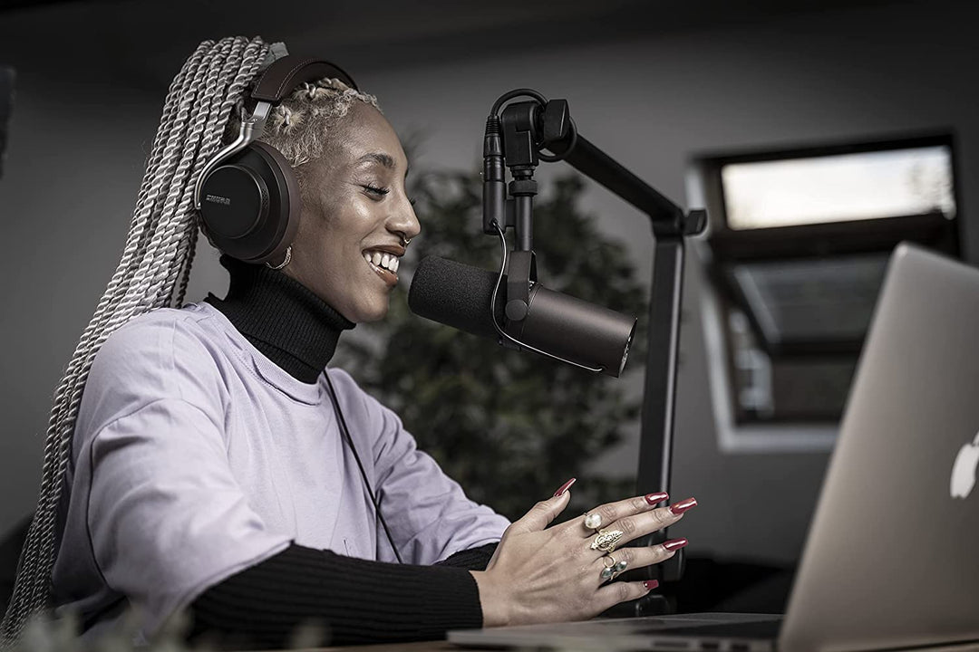 Shure SM7B Microphone - Vocal Dynamic Studio Mic for Broadcast, Podcast, Recording, Gaming & Streaming, XLR, Rugged Construction, Detachable Windscreen, Smooth Sound, Warm Vocals, Wide-Range Frequency