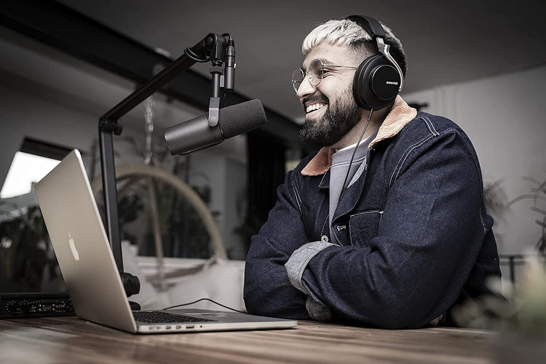 Shure SM7B Microphone - Vocal Dynamic Studio Mic for Broadcast, Podcast, Recording, Gaming & Streaming, XLR, Rugged Construction, Detachable Windscreen, Smooth Sound, Warm Vocals, Wide-Range Frequency